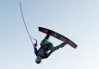 Salto de wakeboard